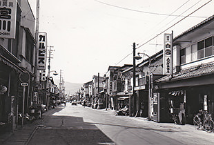 上田城下町川原柳町（昭和47年）【出典：上田市立博物館所蔵】