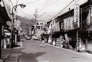 在りし日の街並み（昭和50年代）【出典：松尾町商店街振興組合】