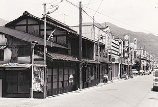 在りし日の街並み（昭和50年代）【出典：松尾町商店街振興組合】