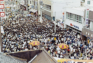 日曜広場（昭和47年夏）【出典：松尾町商店街振興組合】