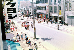 在りし日の商店街（昭和50年代）【出典：松尾町商店街振興組合】