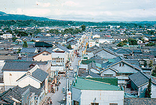 在りし日の商店街（昭和40年代）【出典：松尾町商店街振興組合】