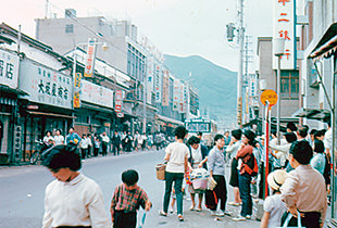 在りし日の商店街（昭和40年代）【出典：松尾町商店街振興組合】