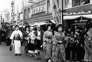 在りし日の商店街【出典：松尾町商店街振興組合】