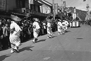 在りし日の商店街【出典：松尾町商店街振興組合】