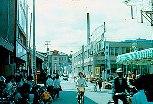 在りし日の商店街【出典：松尾町商店街振興組合】