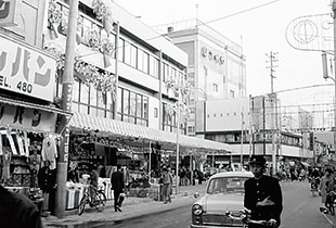 在りし日の商店街（昭和40年代）【出典：松尾町商店街振興組合】