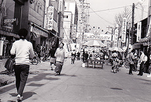 海野町日曜広場（昭和期）【出典：上田市立博物館所蔵】