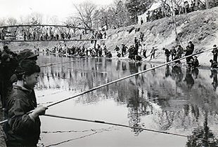 子供魚釣り大会（昭和期）【出典：上田市立博物館所蔵合】